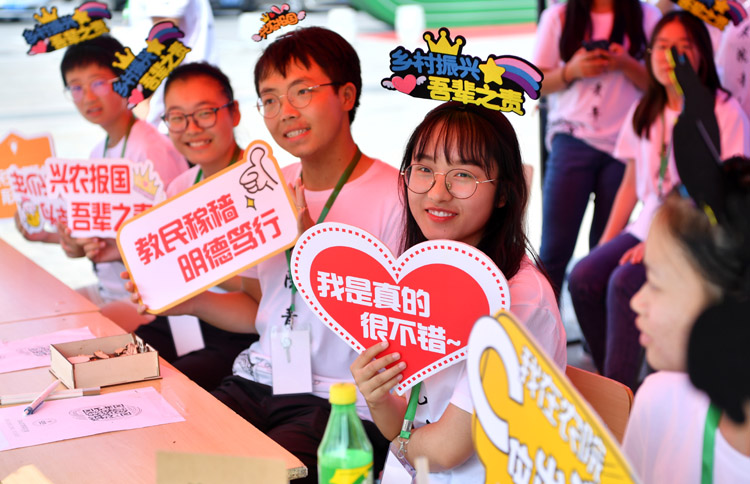 中国农业大学迎新花样多 学生领种子 机器人助兴