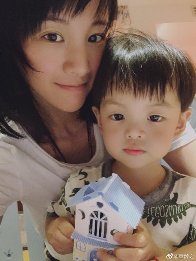 章龄之为儿子庆祝两岁生日 小葫芦超可爱萌翻网友