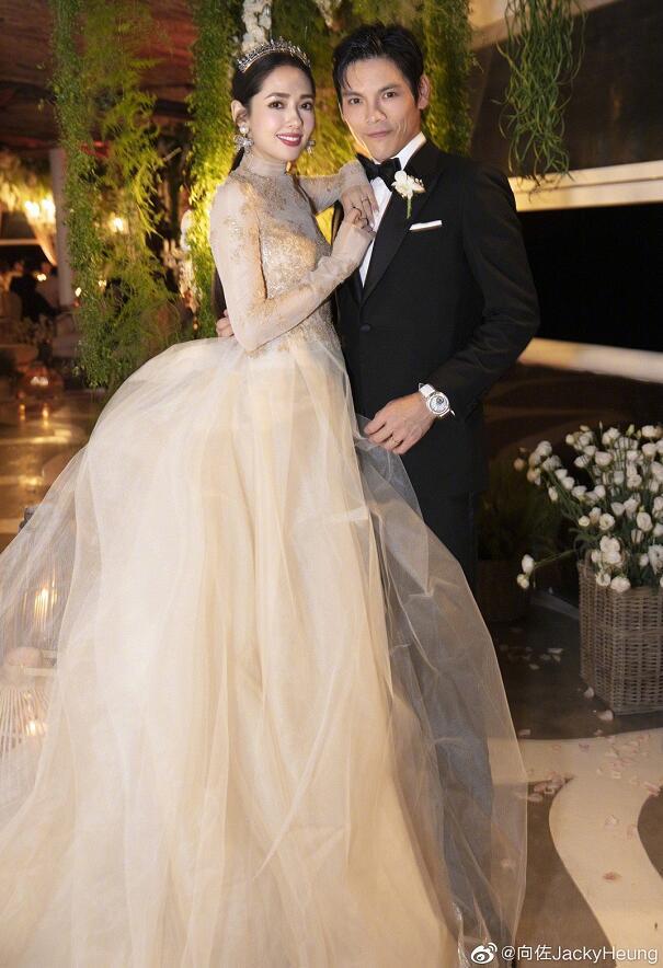 头上王冠仅3万欧,大牌婚纱也没穿