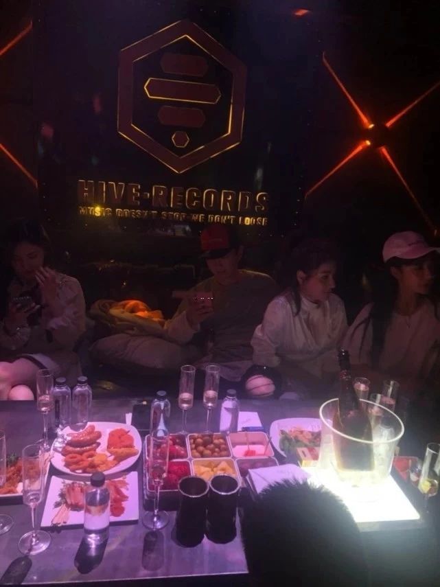 原创王思聪现身酒吧美女环绕他却坐怀不乱,砸10万喝名酒奢华生活依旧