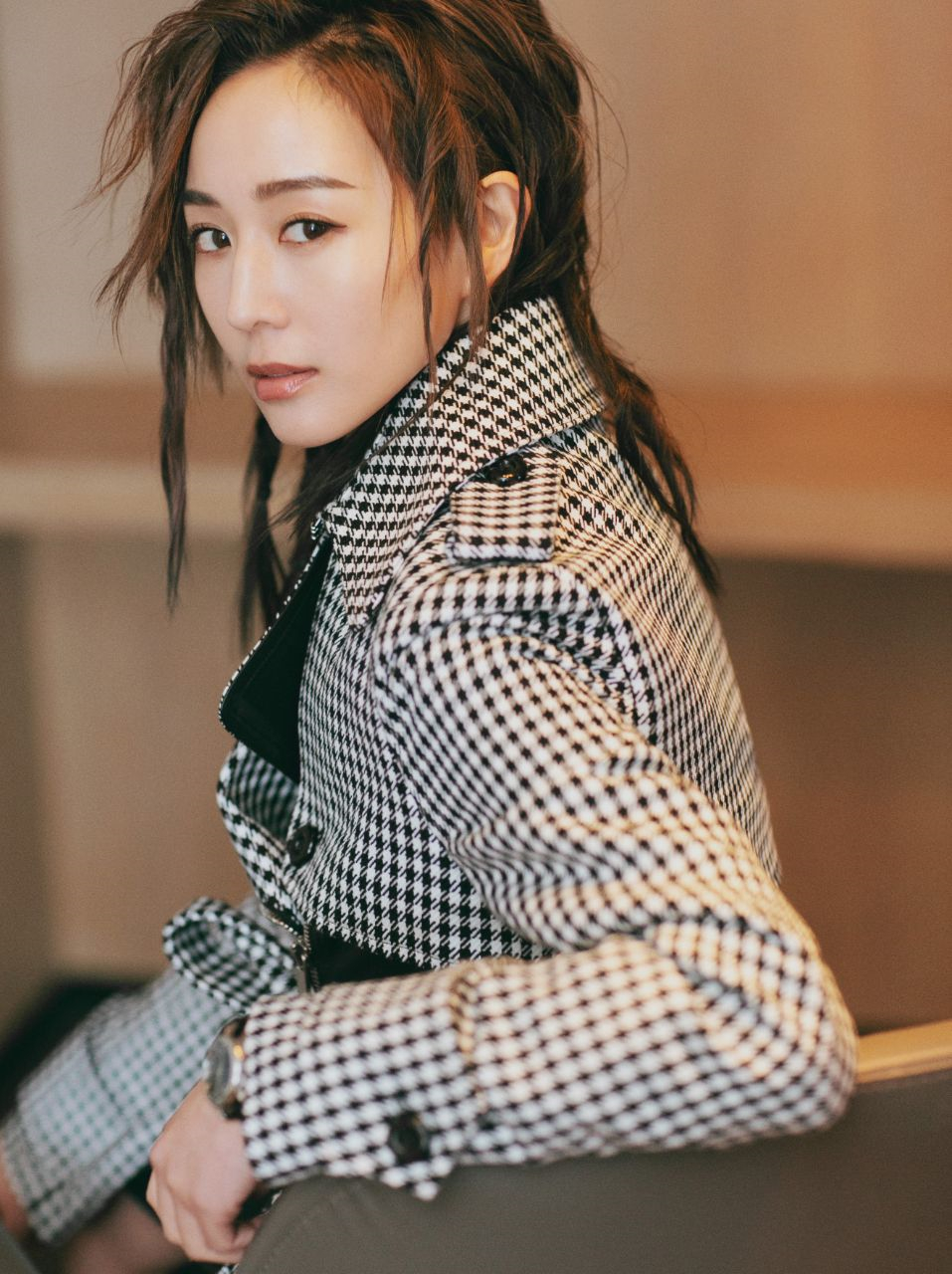 原创张钧甯尝试新发型,鞭炮辫配风衣变身酷girl,戴三万八腕表好气派